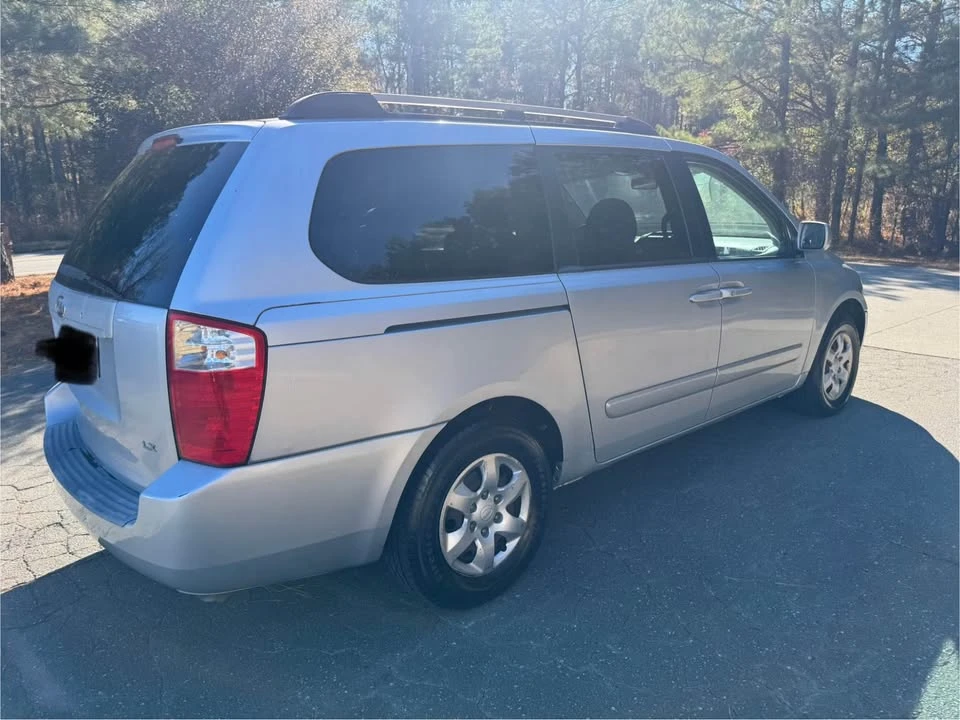 2008 Kia Carnival - Image 9 of 13