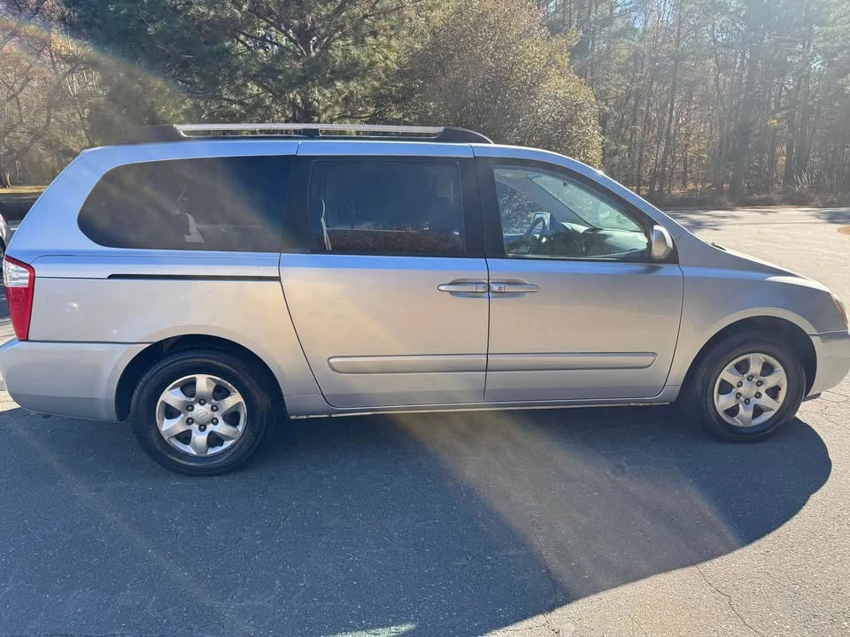 2008 Kia Carnival - Image 2 of 13
