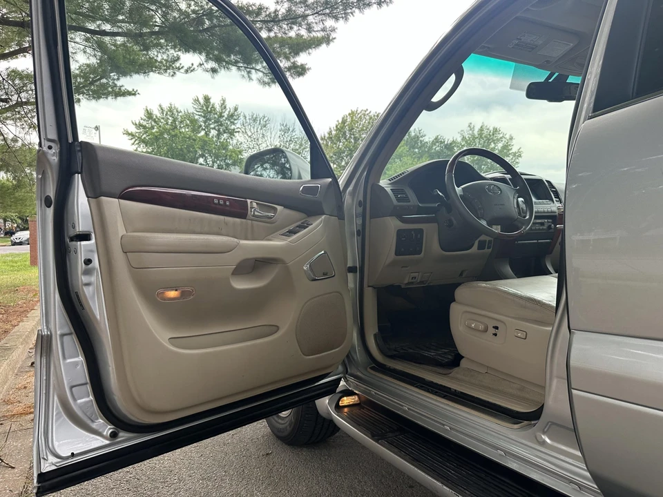 2008 Lexus GX 1st Gen - Image 28 of 31
