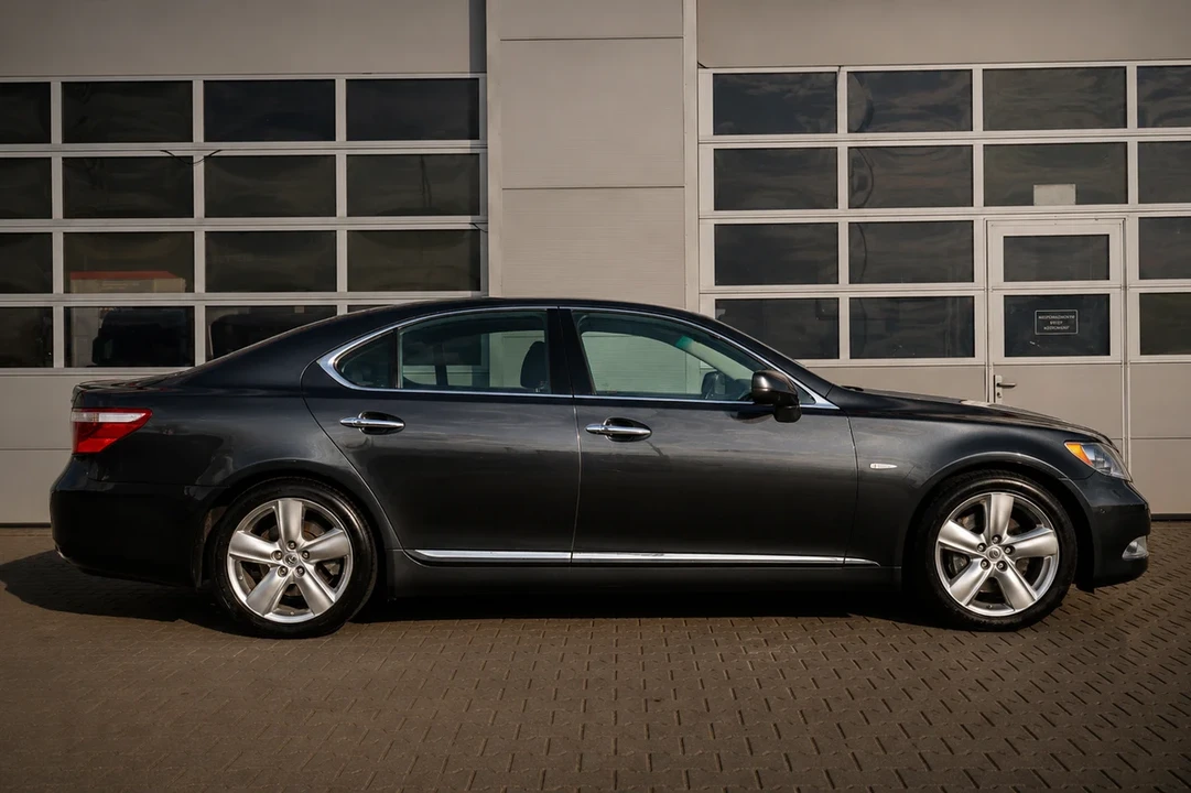 2008 Lexus LS 4th Gen - Image 9 of 31
