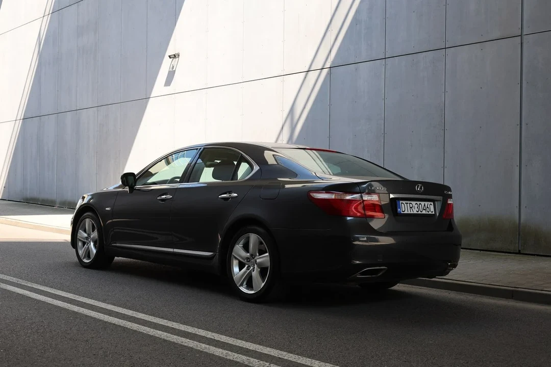 2008 Lexus LS 4th Gen - Image 16 of 31