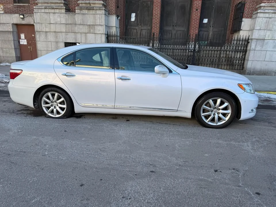 2008 Lexus LS 4th Gen - Image 5 of 12