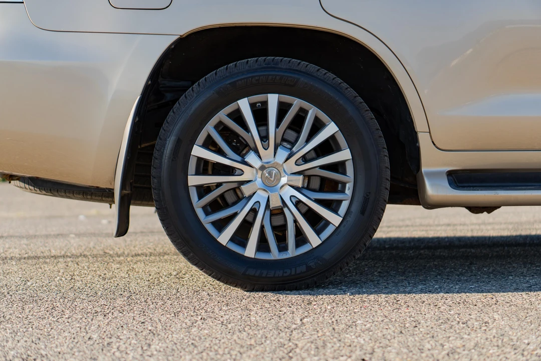 2008 Lexus LX 3rd Gen - Image 25 of 31