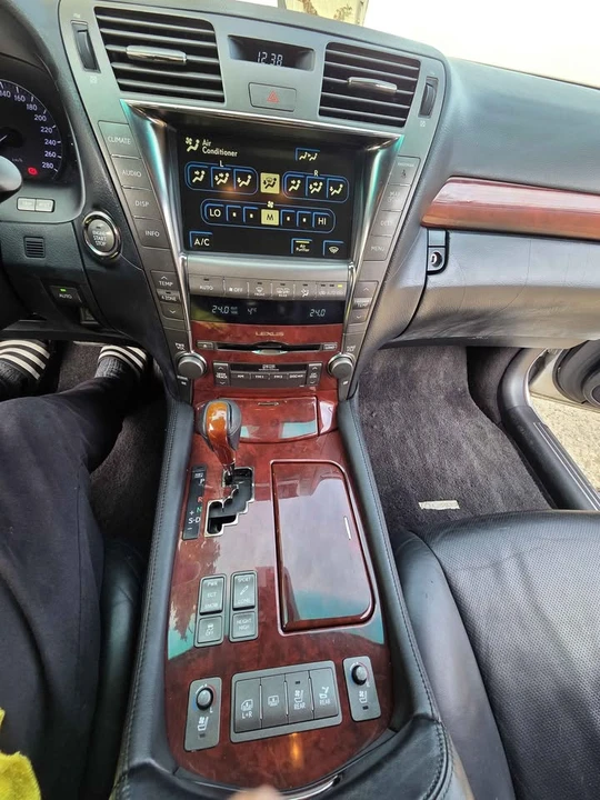 2008 Lexus LS 4th Gen - Image 9 of 17