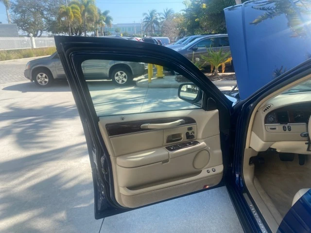 2008 Lincoln Town Car - Image 10 of 21