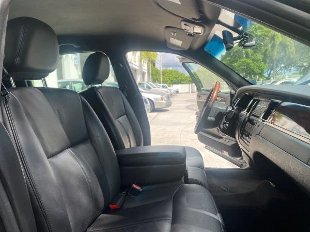 2008 Lincoln Town Car - Image 13 of 21