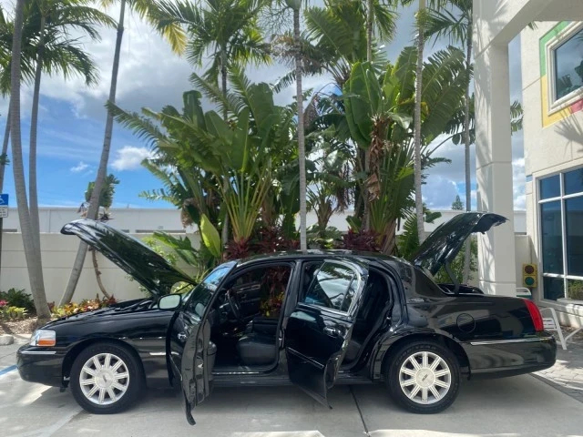 2008 Lincoln Town Car - Image 9 of 21