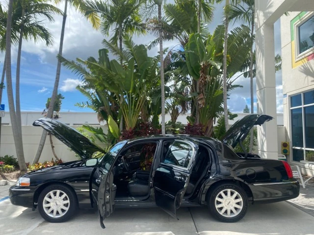 2008 Lincoln Town Car - Image 9 of 21