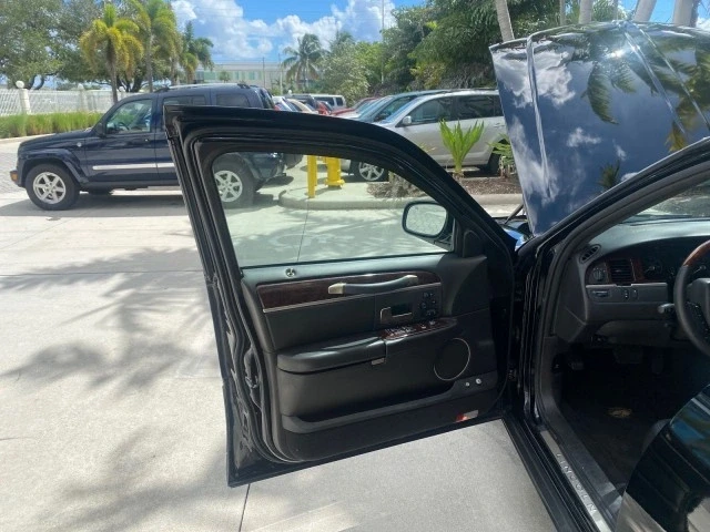2008 Lincoln Town Car - Image 10 of 21