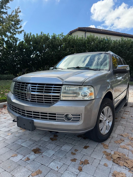 2008 Lincoln Navigator 3rd Gen - Image 2 of 13