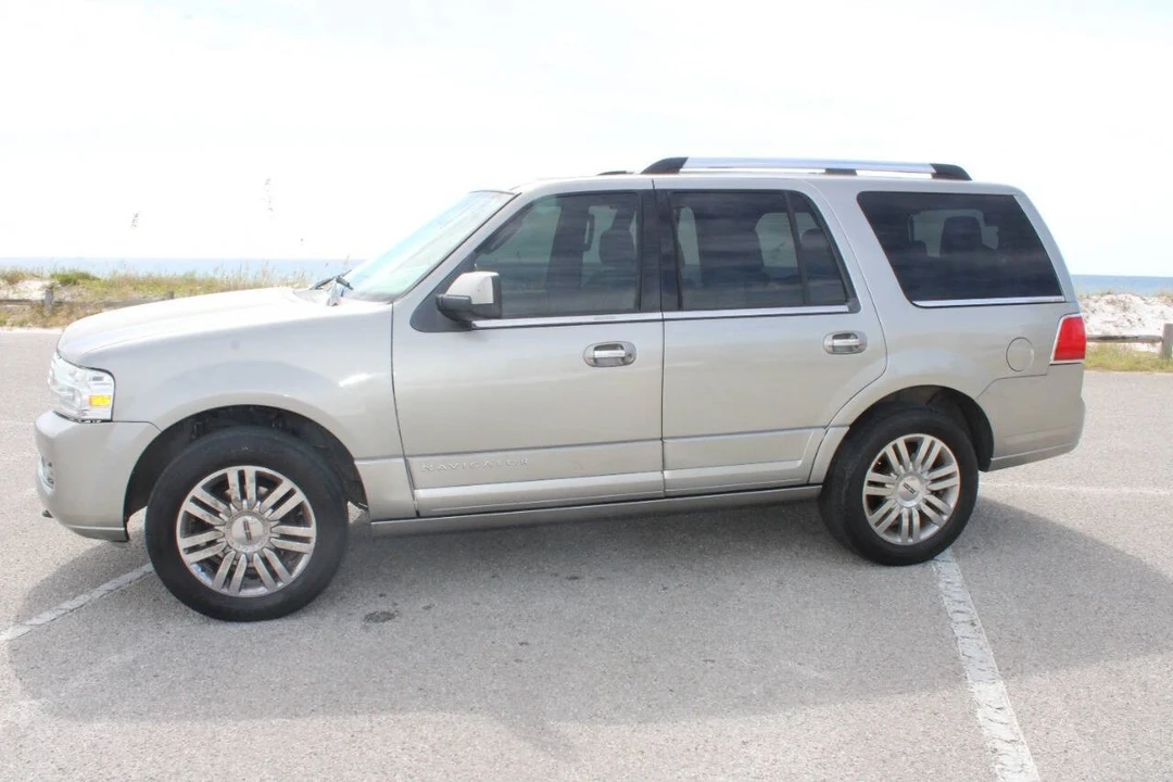 2008 Lincoln Navigator 3rd Gen - Image 3 of 21