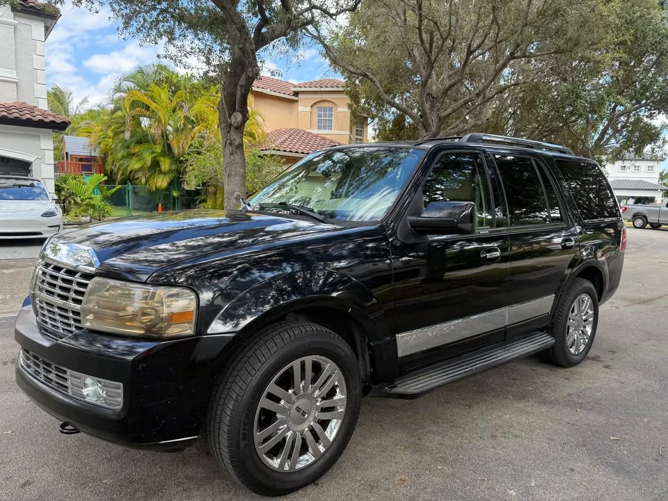2008 Lincoln Navigator 3rd Gen - Image 2 of 12