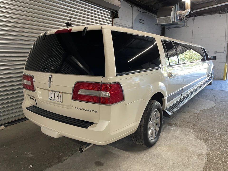2008 Lincoln Navigator 3rd Gen - Image 3 of 12