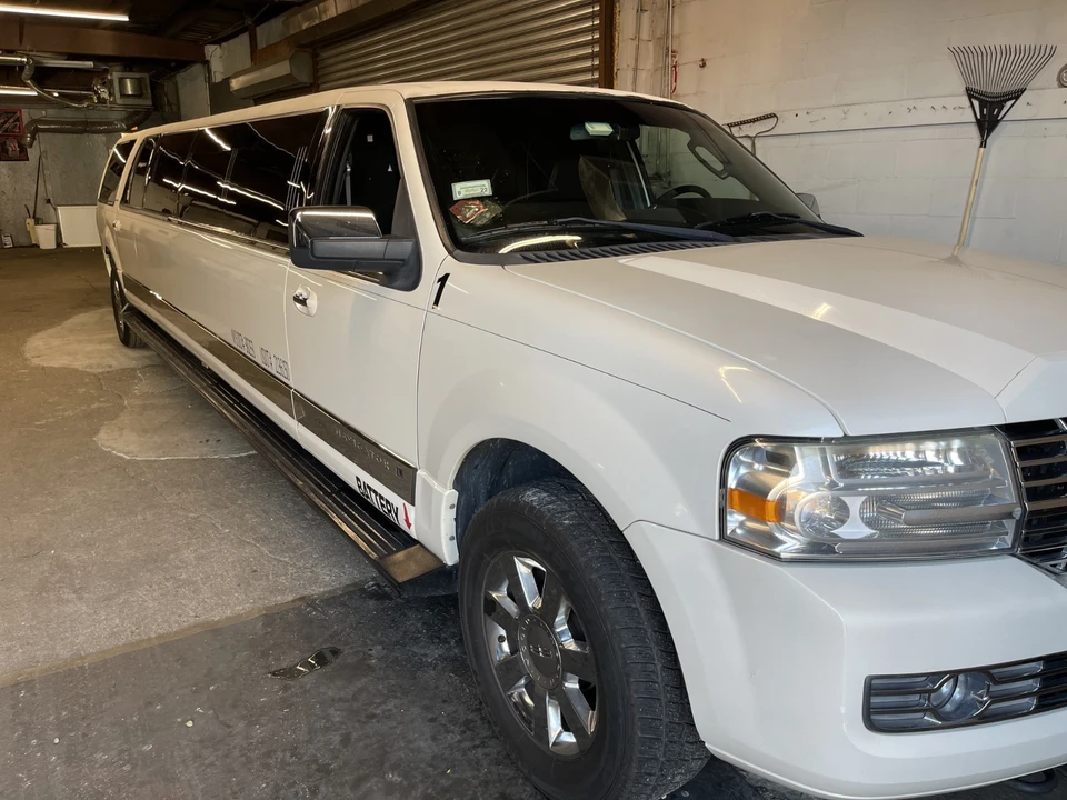 2008 Lincoln Navigator 3rd Gen - Image 2 of 12