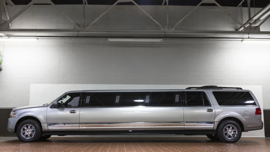 2008 Lincoln Navigator 3rd Gen - Image 2 of 12