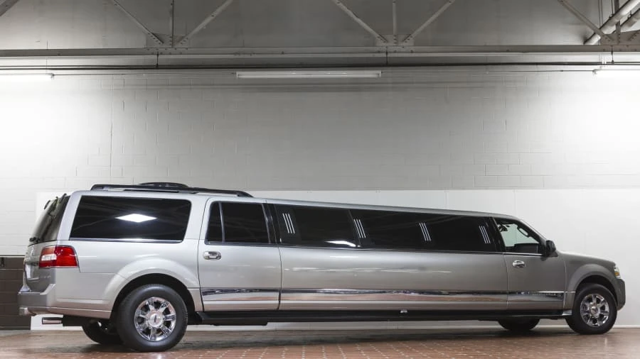 2008 Lincoln Navigator 3rd Gen - Image 3 of 12