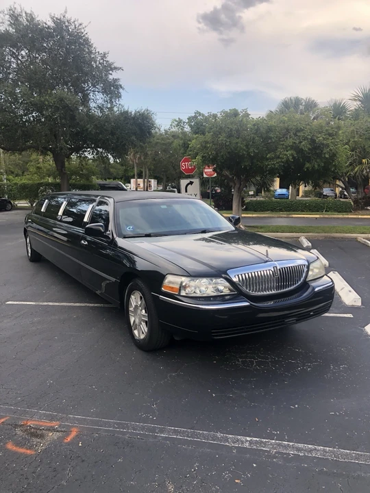 2008 Lincoln Town Car - Image 2 of 13