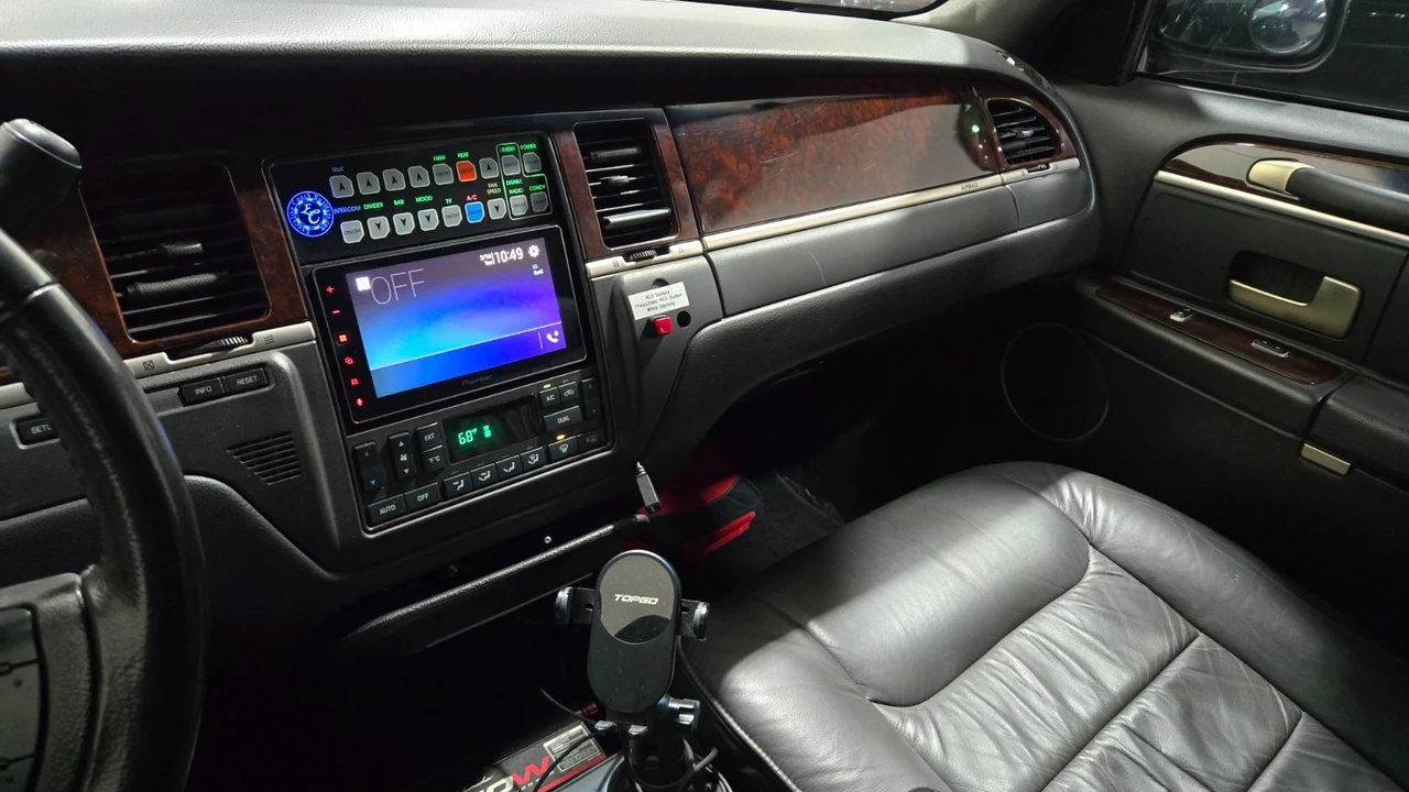 2008 Lincoln Town Car - Image 17 of 21
