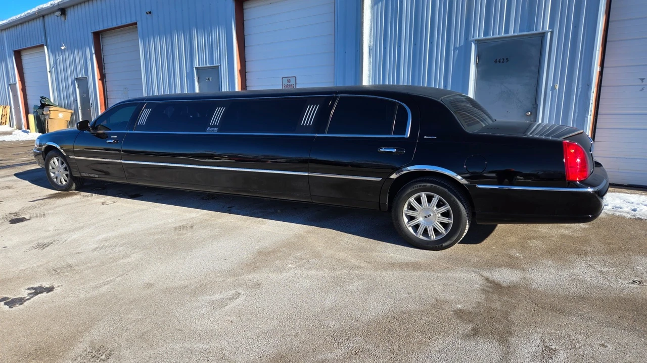 2008 Lincoln Town Car - Image 9 of 21