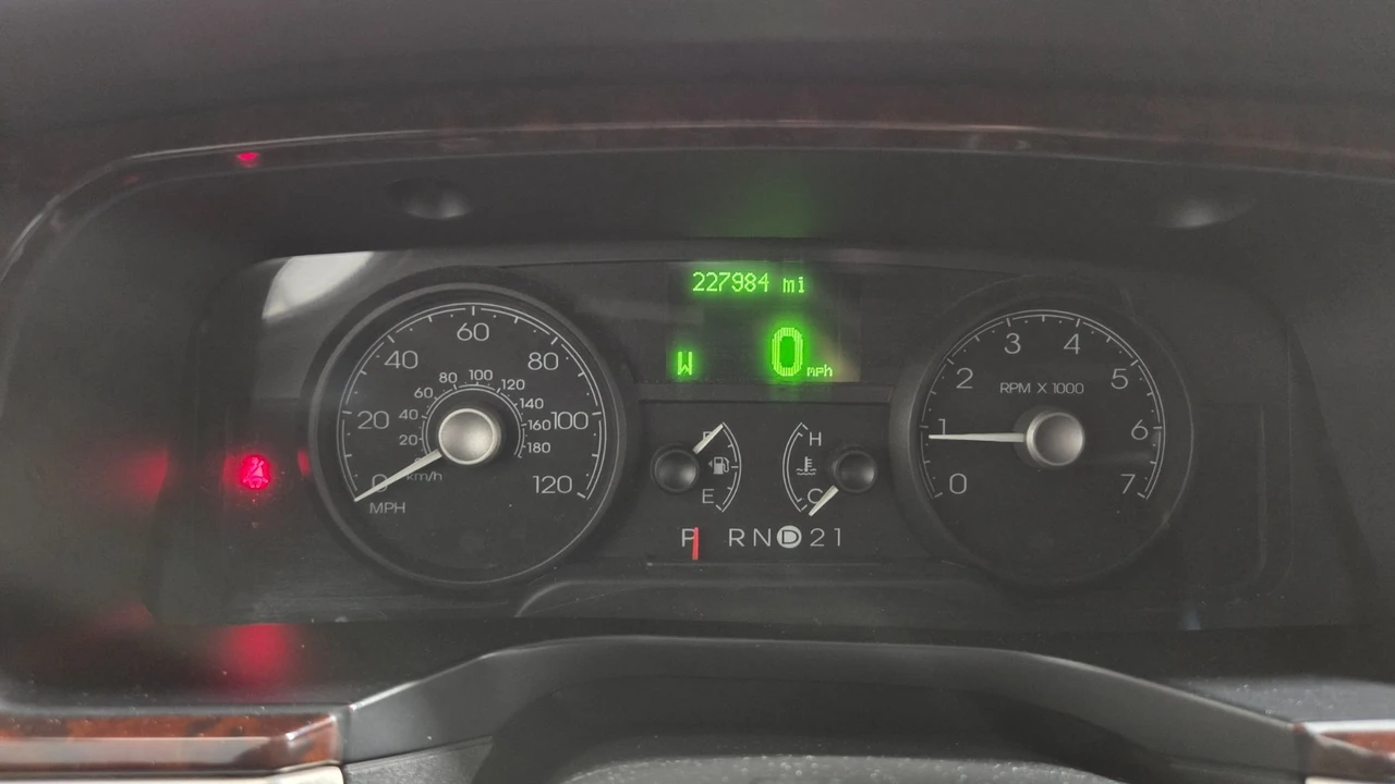 2008 Lincoln Town Car - Image 15 of 21