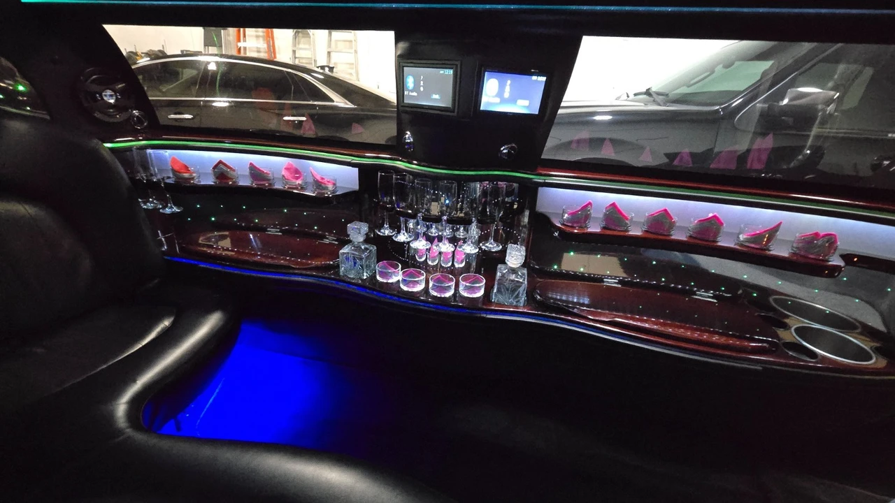 2008 Lincoln Town Car - Image 10 of 21
