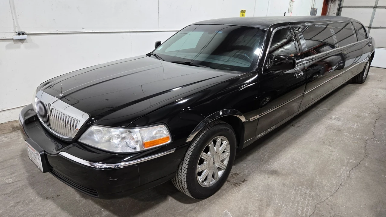 2008 Lincoln Town Car - Image 2 of 21