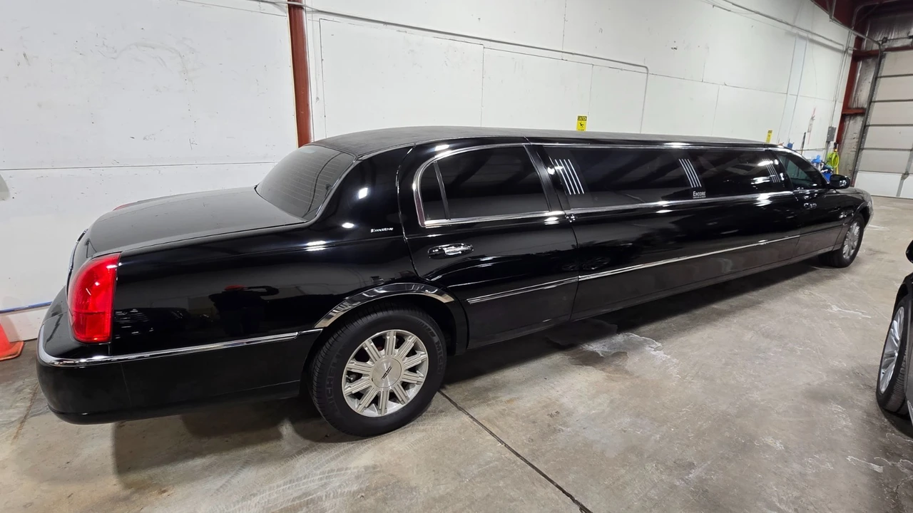 2008 Lincoln Town Car - Image 6 of 21