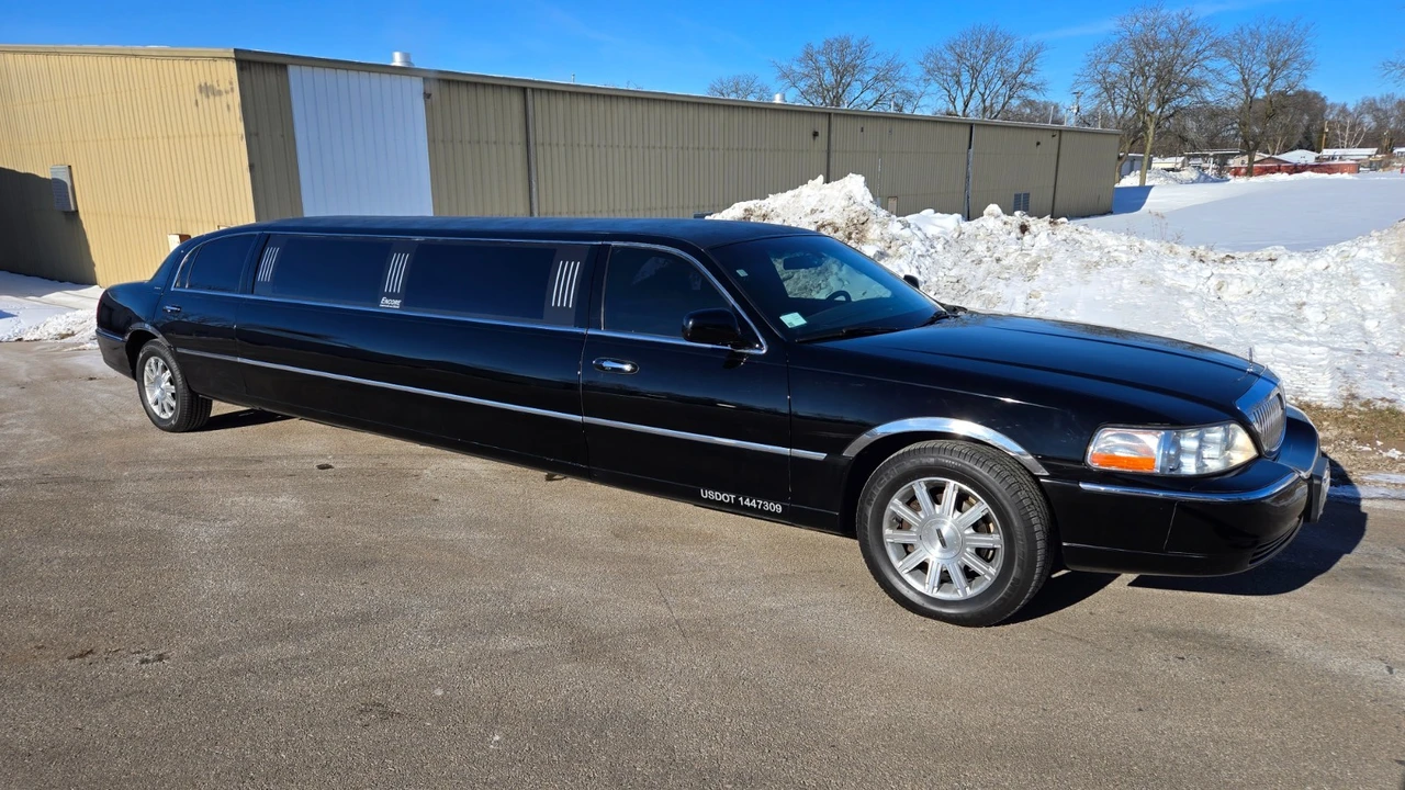 2008 Lincoln Town Car - Image 8 of 21
