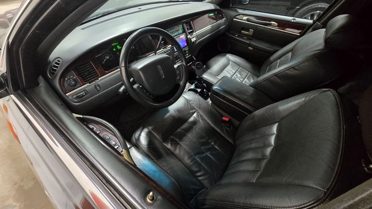2008 Lincoln Town Car - Image 16 of 21