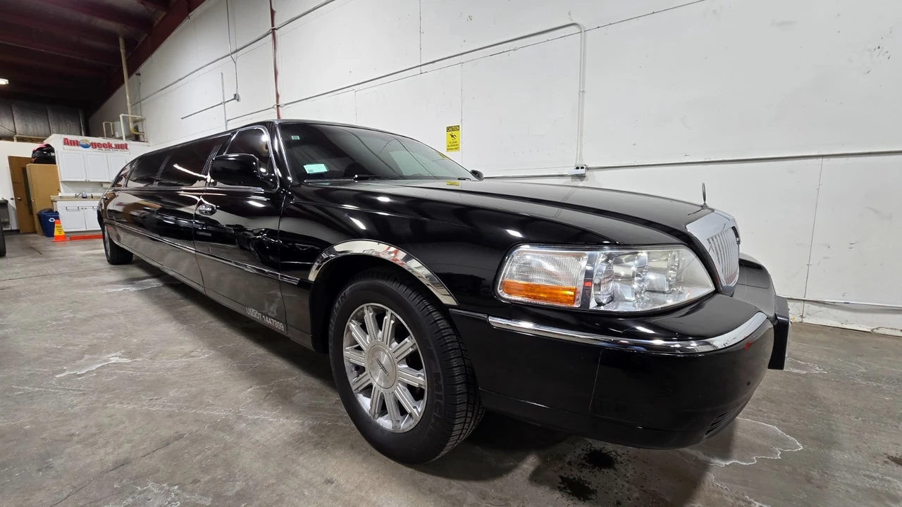 2008 Lincoln Town Car - Image 3 of 21
