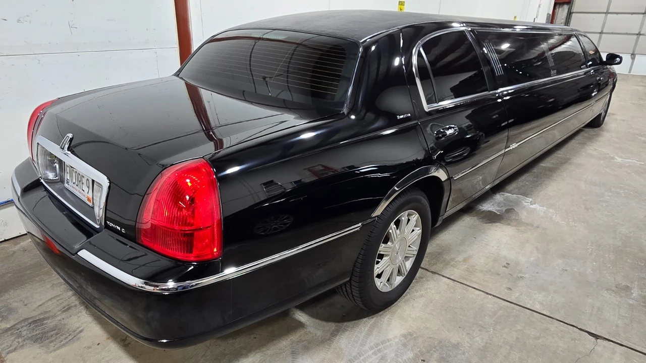 2008 Lincoln Town Car - Image 5 of 21