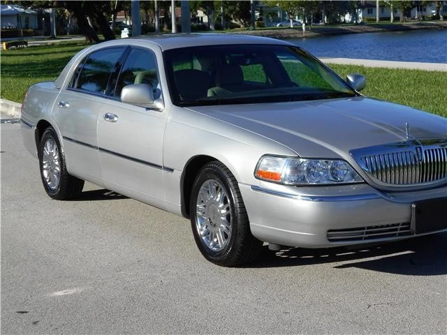 2008 Lincoln Town Car - Image 3 of 12