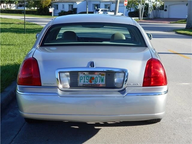 2008 Lincoln Town Car - Image 10 of 12