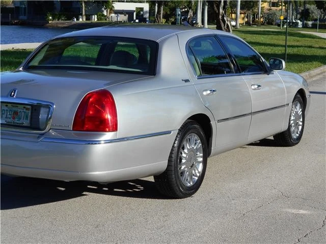 2008 Lincoln Town Car - Image 11 of 12