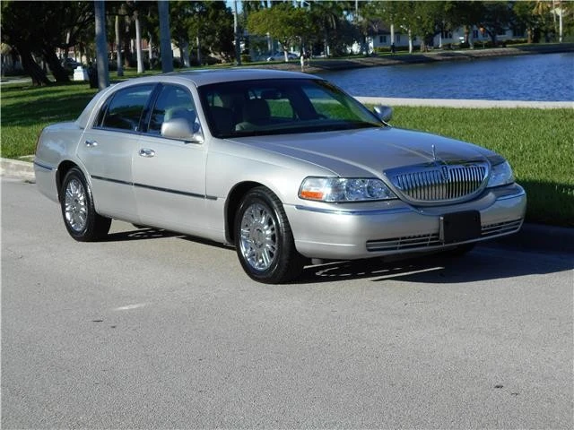 2008 Lincoln Town Car - Image 2 of 12