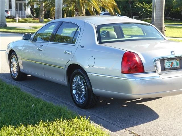2008 Lincoln Town Car - Image 9 of 12