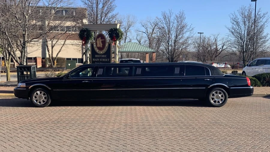 2008 Lincoln Town Car - Image 2 of 10