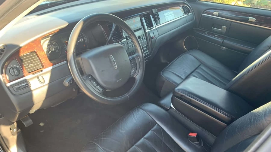 2008 Lincoln Town Car - Image 4 of 10