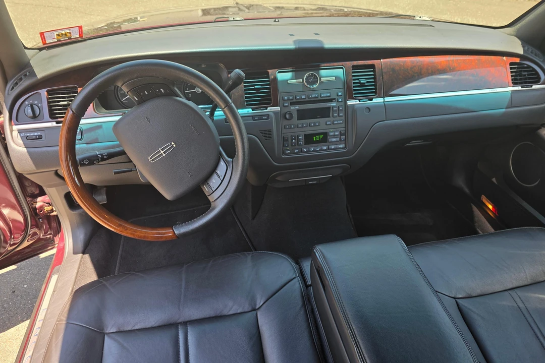 2008 Lincoln Town Car - Image 25 of 31