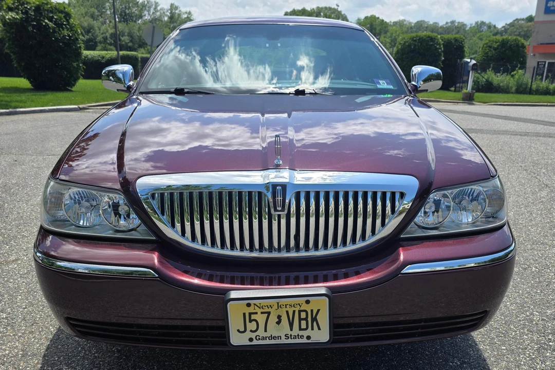 2008 Lincoln Town Car - Image 2 of 31