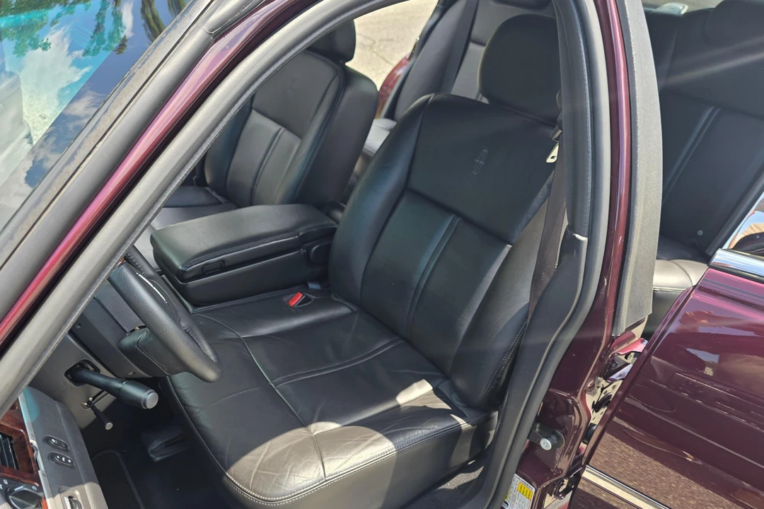 2008 Lincoln Town Car - Image 26 of 31