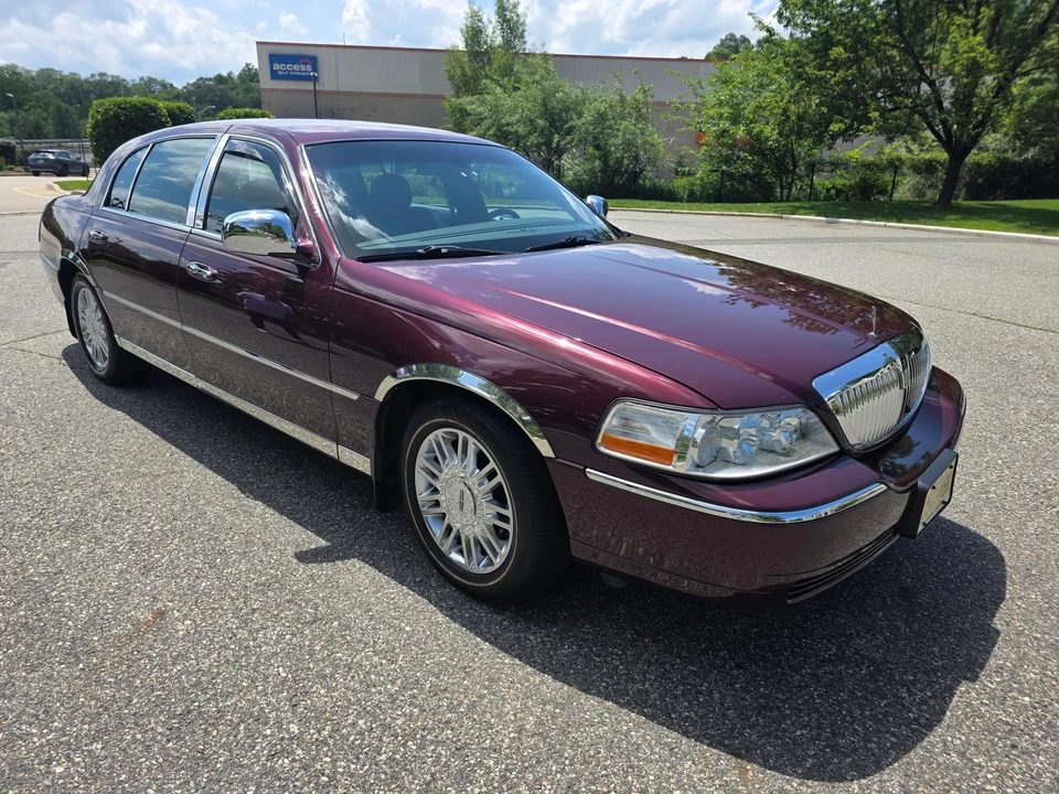 2008 Lincoln Town Car - Image 9 of 31