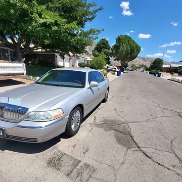 2008 Lincoln Town Car Signature L Sedan 4D