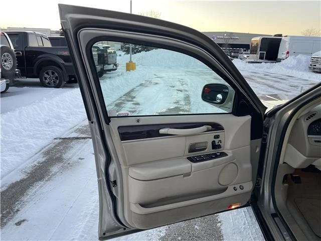 2008 Lincoln Town Car - Image 17 of 21