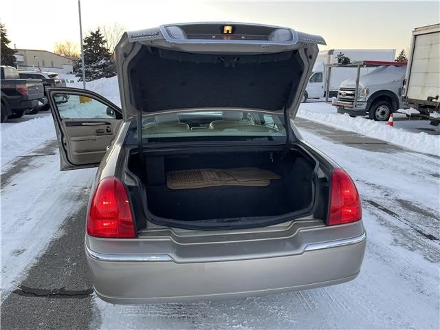 2008 Lincoln Town Car - Image 14 of 21