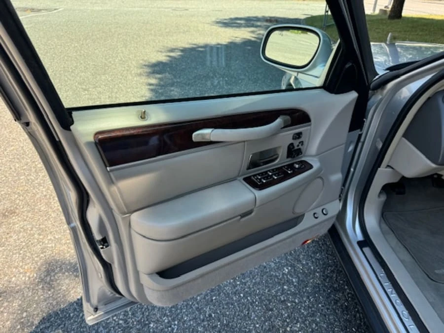 2008 Lincoln Town Car - Image 14 of 25