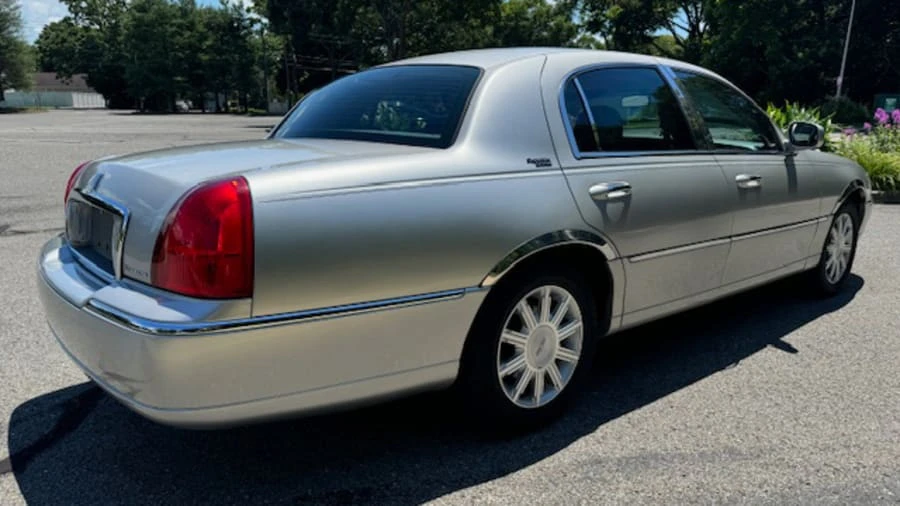 2008 Lincoln Town Car - Image 10 of 25