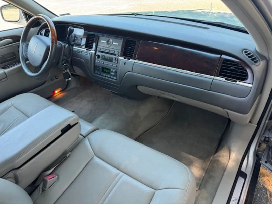 2008 Lincoln Town Car - Image 18 of 25