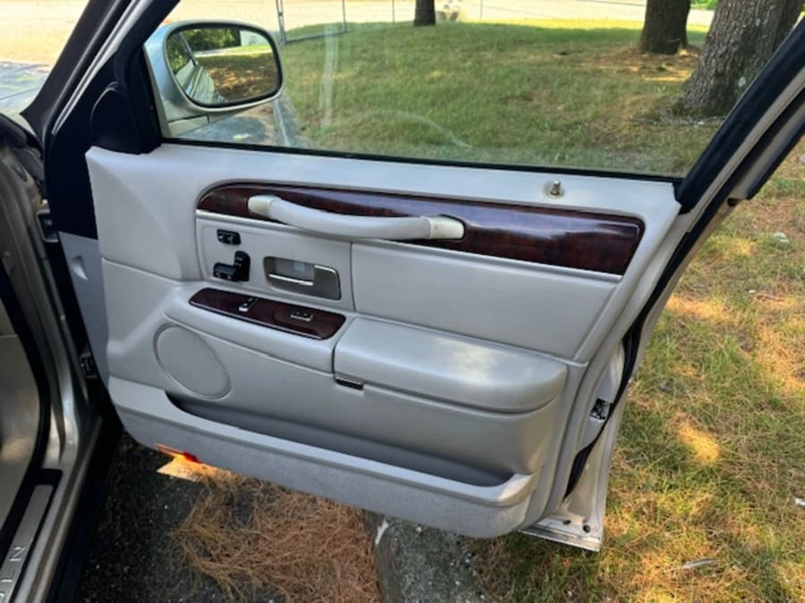 2008 Lincoln Town Car - Image 20 of 25