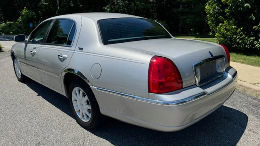 2008 Lincoln Town Car - Image 3 of 25